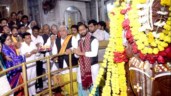 प्रदेश की समृद्धि के लिए उप मुख्यमंत्री श्री देवड़ा ने बाबा महाकाल एवं पशुपति नाथ जी की पूजा अर्चना की